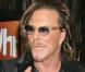 Mickey Rourke est vraiment très distingué... L'acteur ne peut s'empêcher de mettre sa main dans son pantalon ! Mais que cherche-t-il ainsi constamment ! Pas vraiment glamour...