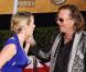 Mickey Rourke est vraiment très distingué... L'acteur ne peut s'empêcher de mettre sa main dans son pantalon même devant une jolie jeune femme comme Kate Winslet ! Pas gentleman !  