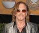 Mickey Rourke est vraiment très distingué... L'acteur ne peut s'empêcher de mettre sa main dans son pantalon ! Mais que cherche-t-il ainsi constamment ! Pas vraiment glamour...