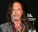 Mickey Rourke est vraiment très distingué... L'acteur ne peut s'empêcher de mettre sa main dans son pantalon ! Mais que cherche-t-il ainsi constamment ! Pas vraiment glamour...