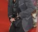 Mickey Rourke est vraiment très distingué... L'acteur ne peut s'empêcher de mettre sa main dans son pantalon ! Mais que cherche-t-il ainsi constamment ! Pas vraiment glamour...