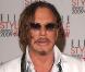 Mickey Rourke est vraiment très distingué... L'acteur ne peut s'empêcher de mettre sa main dans son pantalon ! Mais que cherche-t-il ainsi constamment ! Pas vraiment glamour...