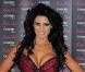 Katie Price est victime d'un TOC des plus distingués... Pour elle, le glamour passe par un seule et unique pose : les jambes écartés ! Vraiment pas très sexy !