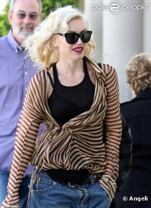 Gwen Stefani en balade à Beverly Hills avec son fils Kingston et un ami, le 25 février 2010