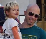 Gwen Stefani en balade à Beverly Hills avec son fils Kingston et un ami, le 25 février 2010