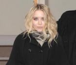Imper' structuré et joliment ceinturé, legging noir et ankle boots, Mary-Kate Olsen a très bien fait de se remettre au style tendance... Car les looks poubelles, ce n'était plus possible ! 
