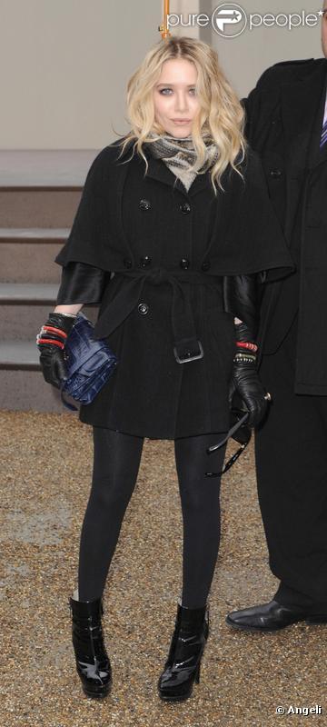 Imper' structuré et joliment ceinturé, legging noir et ankle boots, Mary-Kate Olsen a très bien fait de se remettre au style tendance... Car les looks poubelles, ce n'était plus possible ! 