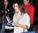 Top beige porté avec une écharpe et des escarpins assortis, sans oublier son slim brut pour le côté casual chic, et son superbe sac Birkin bleu de chez Hermès, Eva longoria, nous a ravi ! 