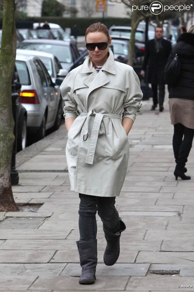 Stella McCartney arbore ici un imper' beige divinement taillé et ultra tendance avec un slim et des bottes grises. La classe !