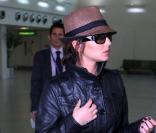 Veste en cuir ceinturée, slim noir, it-bag clouté et borsalino vissé sur la tête, la ravissante Cheryle Cole ne passe jamais inaperçue ! 