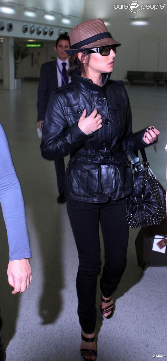 Veste en cuir ceinturée, slim noir, it-bag clouté et borsalino vissé sur la tête, la ravissante Cheryle Cole ne passe jamais inaperçue ! 