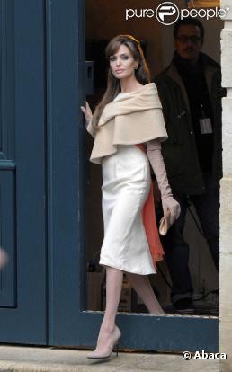 Robe élégante, poncho en cashmire, et escarpins hauts, la belle Angelina Jolie a mis tout le monde à ses pieds lors de son tournage parisien ! 