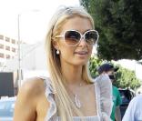 Dans sa petite robe printanière à volants Paris Hilton passerait sans problème pour la belle-fille idéale... 