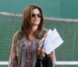 Cindy Crawford à la sortie de l'école de ses enfants avec leurs relevés de notes