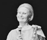 Michèle Morgan, maîtresse de cérémonie à Cannes en 1983, avec le réalisateur Jean Delannoy 