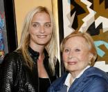 Michèle Morgan et sa petite-fille Sarah Marshall, lors d'une des ses expositions de peintures en 2008 