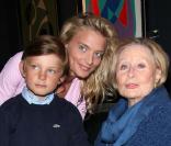 Michèle Morgan lors de son 89e anniversaire, avec sa petite-fille Sarah Marshall et son fils Zoltan 