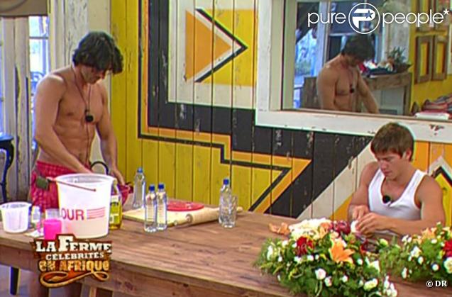Mickaël participe aux tâches : la fabrication de la pizza ! 