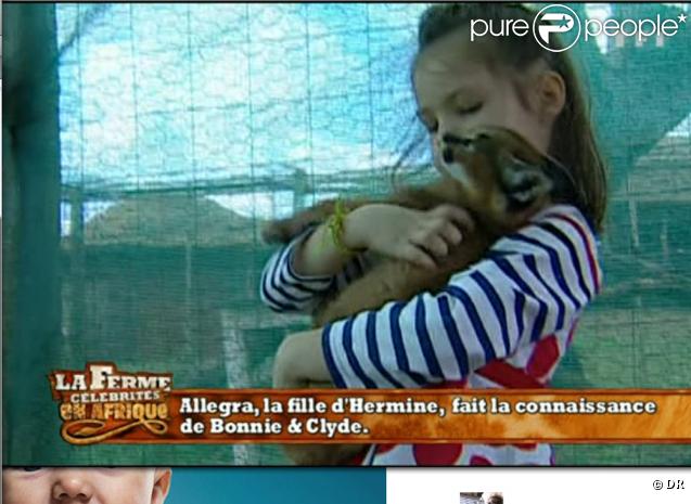 Allegra, la fille de Hermine, est conquise par le bébé lynx 