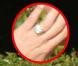 Elle arbore depuis une somptueuse bague...