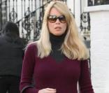 Claudia Schiffer à la sortie de son domicile londonien le 2 mars 2010