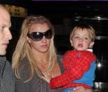 Britney Spears, ses deux enfants (Sean Preston, 4 ans, et Jayden James, 3 ans) et sa maman Lynne Spears se rendent au cinéma de Calabasas, lundi 1er mars.