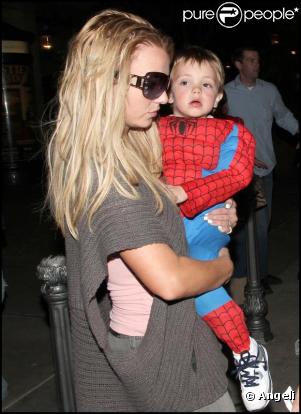 Britney Spears, ses deux enfants (Sean Preston, 4 ans, et Jayden James, 3 ans) et sa maman Lynne Spears se rendent au cinéma de Calabasas, lundi 1er mars.