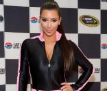 Kim Kardashian dans une combi sportive rose et noire !