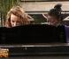 Surya et Kelly se mettent au piano afin de déranger Karine durant sa sieste ! Vraiment pas cool !