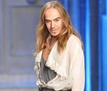 John Galliano lors de son show à Paris le 5 mars.