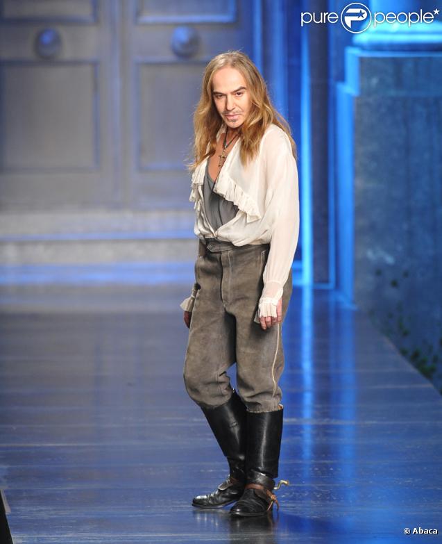 John Galliano lors de son show à Paris le 5 mars.
