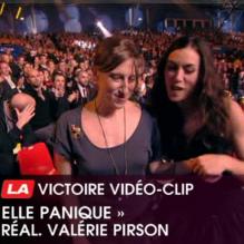 Olivia Ruiz et Valérie Prison - réalisatrice du clip d'<i>Elle panique</i> - reçoivent la Victoire du Vidéo-Clip.