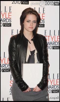 Kristen Stewart partagera l'affiche de The Runaways avec la jeune Dakota Fanning. Elles y reprennent un standard du groupe,  Cherry Bomb .