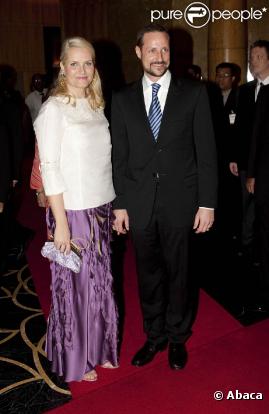 Haakon et Mette-Marit de Norvège, suffisamment remise de sa blessure aux cervicales, sont en visite en Malaisie, début mars 2010