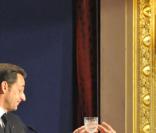 Carla Sarkozy aux petits soins pour son mari...