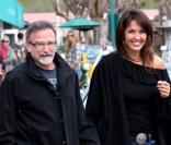 Robin Williams et sa nouvelle compagne Susan Schneider se promènent dans les rues de Malibu le 9 mars 2010