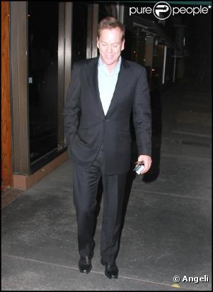 Kiefer Sutherland à sa sortie du restaurant Madeo de West Hollywood, à Los Angeles, le 12 mars 2010.