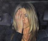 Jennifer Aniston quitte, seule, la soirée célébrant le lancement de <i>The Bounty Hunter</i>, duquel elle partage l\'affiche avec Gerard Butler.