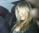 Jennifer Aniston signe quelques autographes à ses fans, à la sortie de la projection de son film, <i>The Bounty Hunter</i>.
