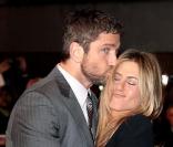 Jennifer Aniston et Gerard Butler, très proches, le 11 mars à Londres, à l\'occasion de la première de<i> The Bounty Hunter</i>.