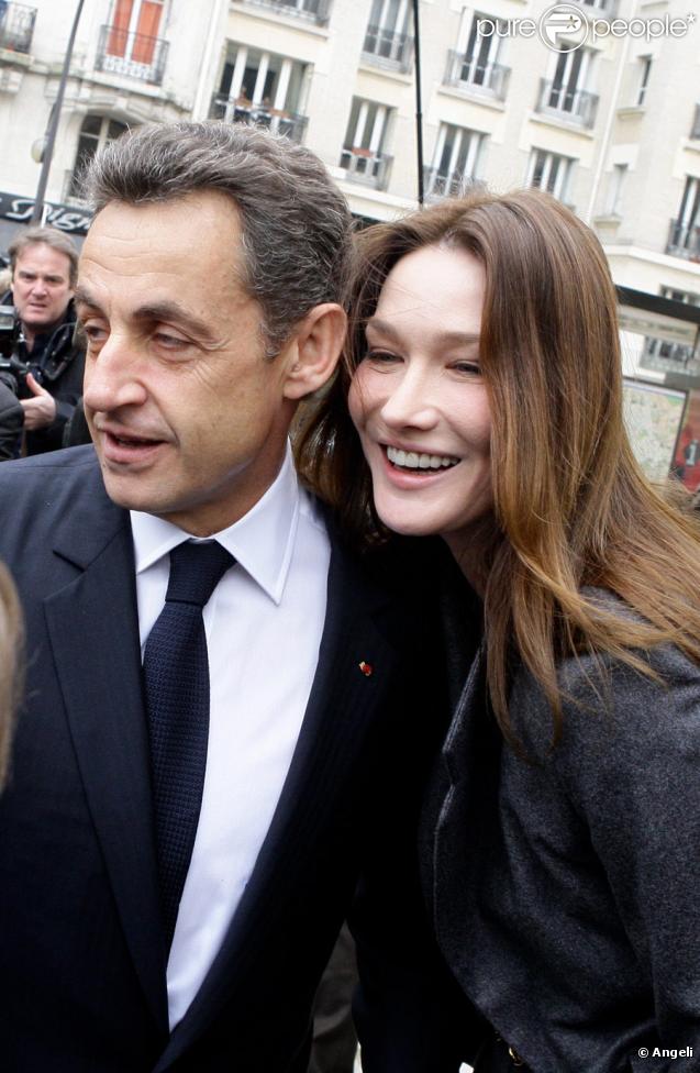 Carla et Nicolas Sarkozy amoureux à la sortie du bureau de vote, le 14 mars 2010