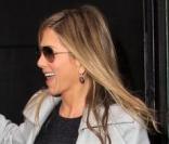 Jennifer Aniston à la sortie de l'émission Good Morning America le 15 mars 2010