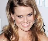 La ravissante Alice Eve aura bientôt Hollywood à ses pieds !