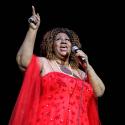 Aretha Franklin : à 68 ans, la Queen of Soul est toujours explosive sur scène !