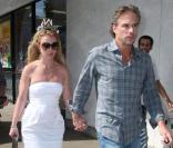 Britney Spears et Jason Trawick en pleine séance shopping, à Los Angeles. Leur couple va bien ! 17/03/2010