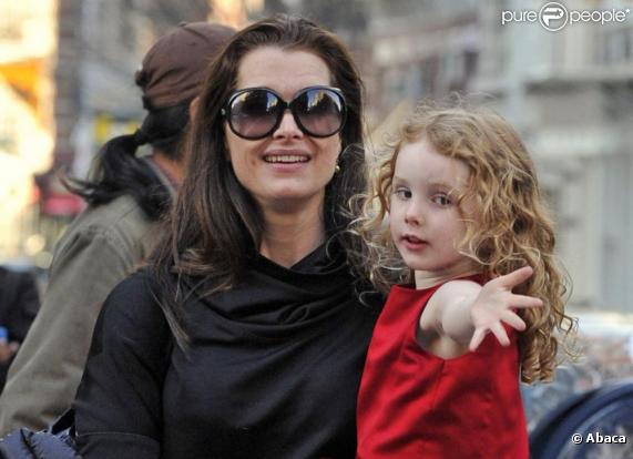 Brooke Shields se baladant en compagnie de Rowan, sa petite fille de 6 ans et demi, à New York, ce jeudi 18 mars.