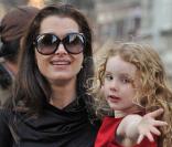 Brooke Shields se baladant en compagnie de Rowan, sa petite fille de 6 ans et demi, à New York, ce jeudi 18 mars.