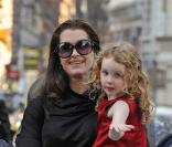Brooke Shields se baladant en compagnie de Rowan, sa petite fille de 6 ans et demi, à New York, ce jeudi 18 mars.