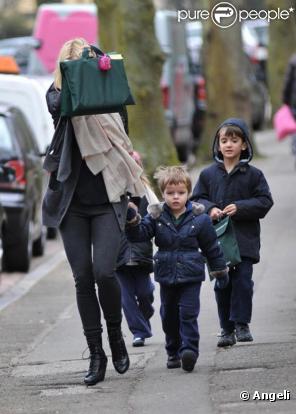 La comédienne hollywoodienne Gwyneth Paltrow et ses enfants - Apple et Moses - à la sortie de leur école, à Londres, le 11 mars 2010.