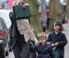 La comédienne hollywoodienne Gwyneth Paltrow et ses enfants - Apple et Moses - à la sortie de leur école, à Londres, le 11 mars 2010.